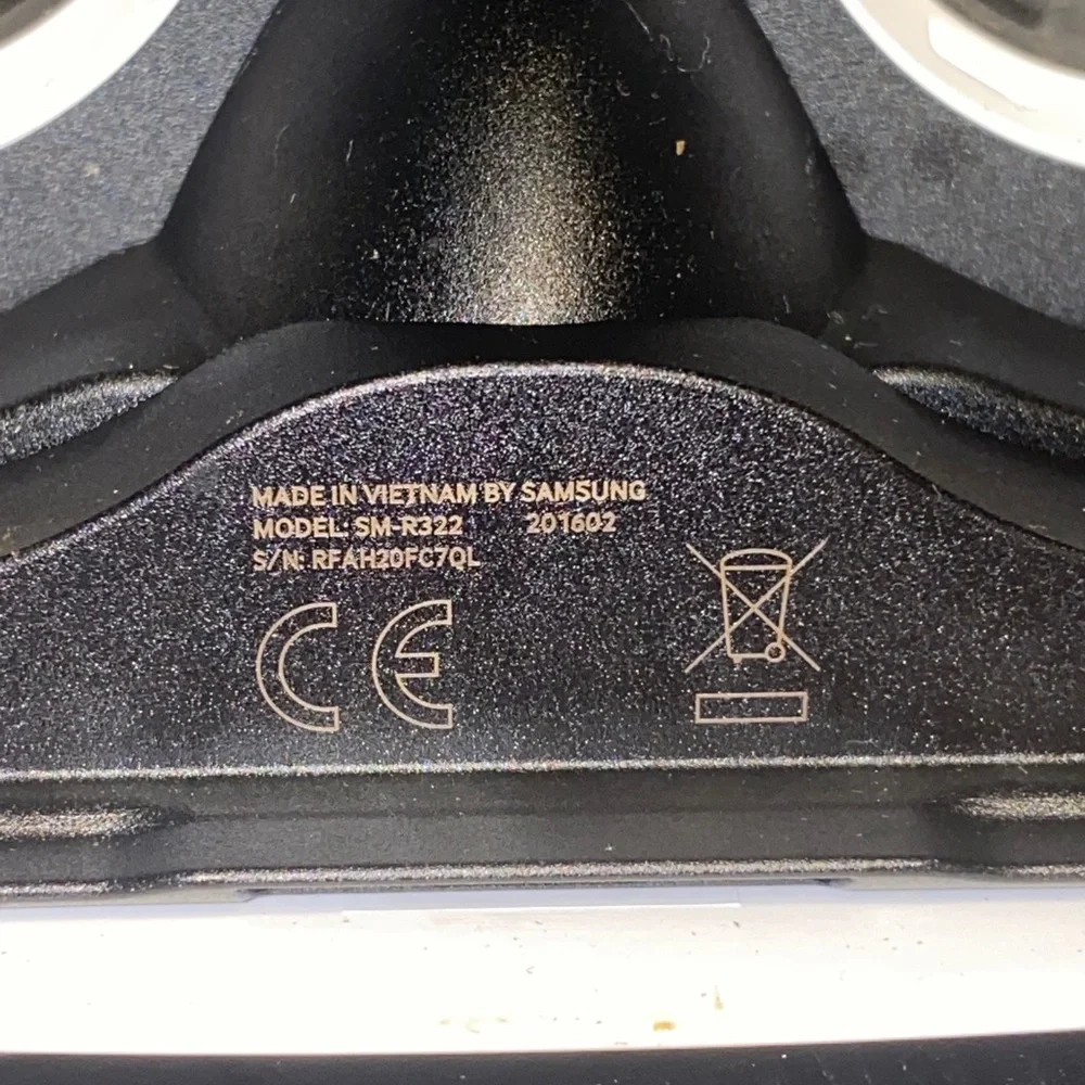 Samsung Gear VR SM-R322 Headset & Controller Powered by Oculus